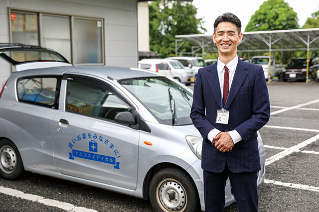 社有車に薬などを積み込んで、さあ、お客さまのもとへ