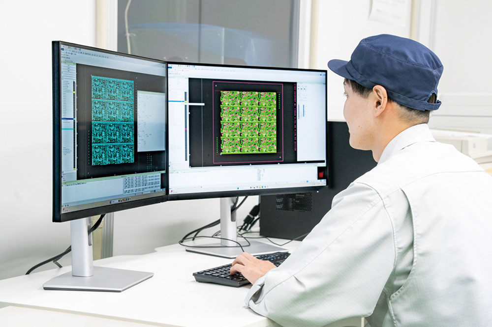 パソコンでシーケンサのプログラムを作成中