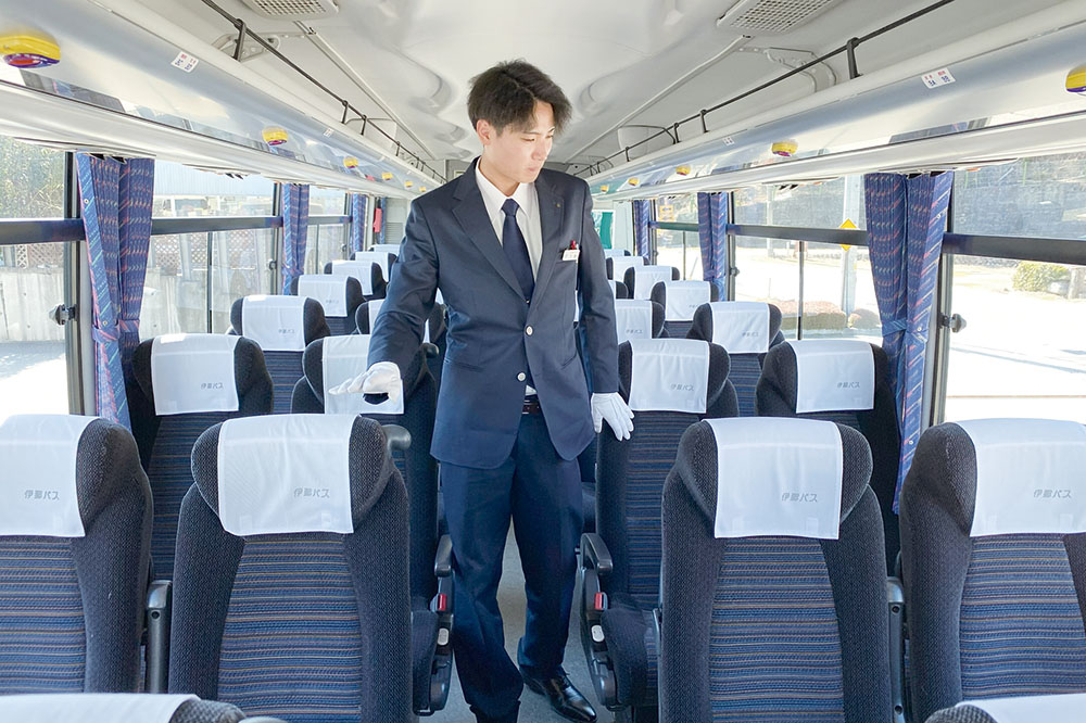 バス内の確認作業