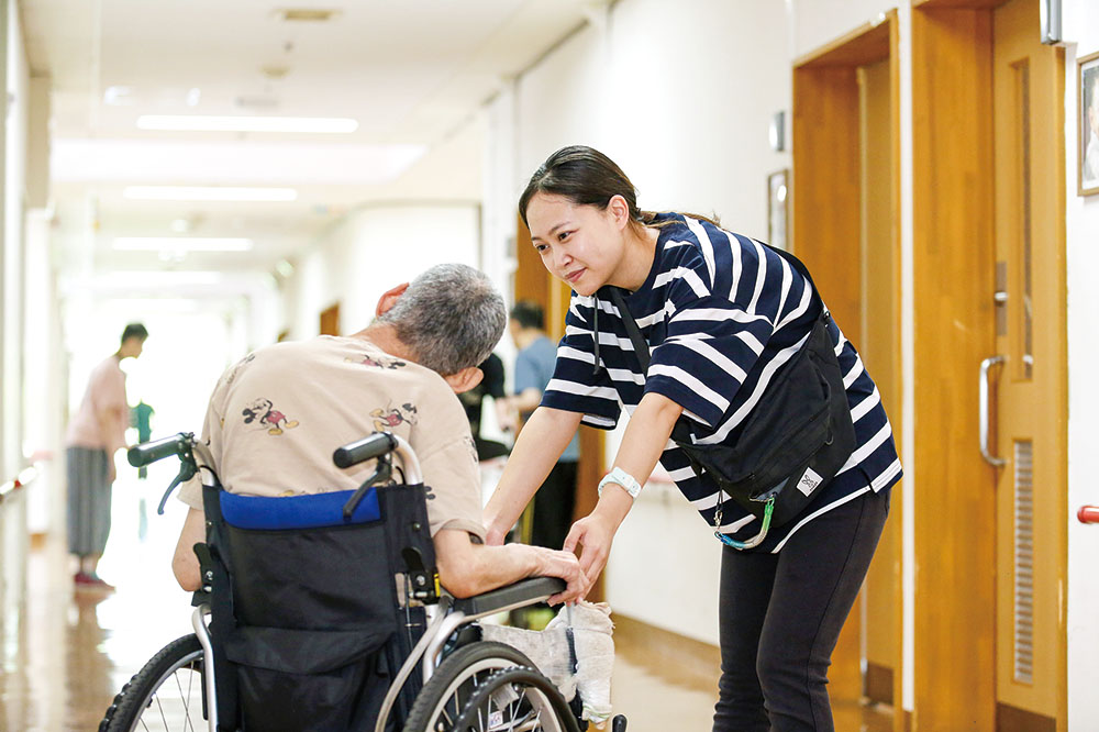 仕草や表情などから思いをくみ取ります