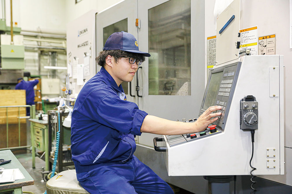 加工機を操作している様子