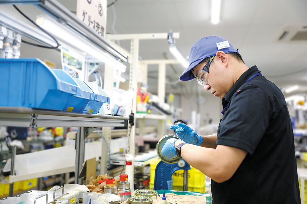 部品へのグリースの充てん作業